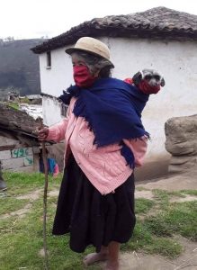 resilienciamag.com - Idosa carrega seu cãozinho nas costas usando máscara e se torna um símbolo de respeito em tempos de pandemia!