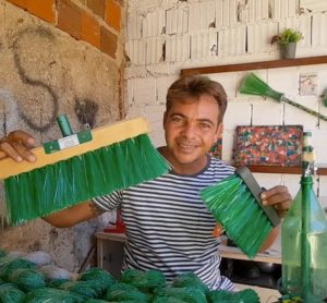 resilienciamag.com - Gari brasileiro venceu o alcoolismo e se tornou uma celebridade da reciclagem no YouTube