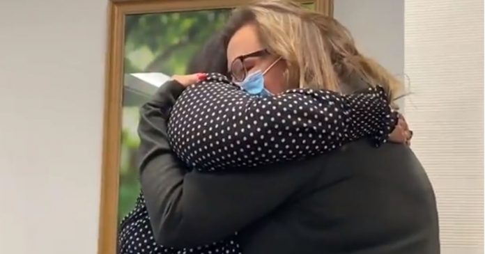 apos-vencer-covid-mulher-encontra-doadora-de-plasma-que-salvou-sua-vida-video apos-vencer-covid-mulher-encontra-doadora-de-plasma-que-salvou-sua-vida-video