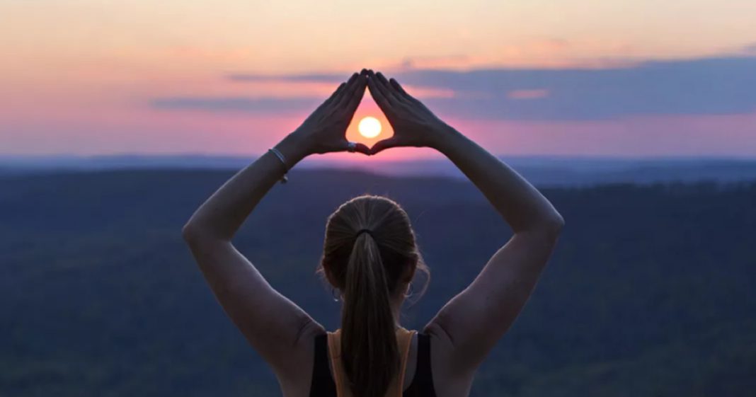 Cientistas encontram evidências de mudanças moleculares no corpo após a meditação consciente.