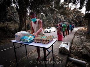 resilienciamag.com - Professora usa seu próprio dinheiro para comprar comida para seus alunos com dificuldades.