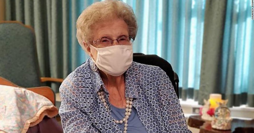 Com 107 anos, mulher comemora ter sobrevivido à duas pandemias!