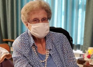 Com 107 anos, mulher comemora ter sobrevivido à duas pandemias!