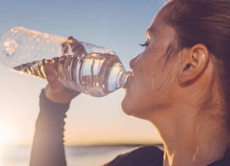 Quanto mais água você bebe, mais feliz você fica, diz estudo.