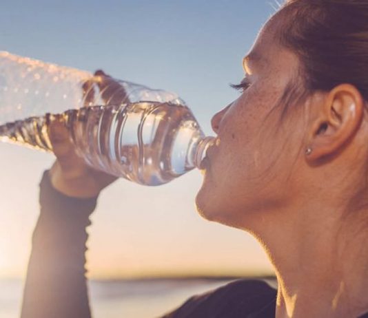 quanto-mais-agua-voce-bebe-mais-feliz-voce-fica-diz-estudo