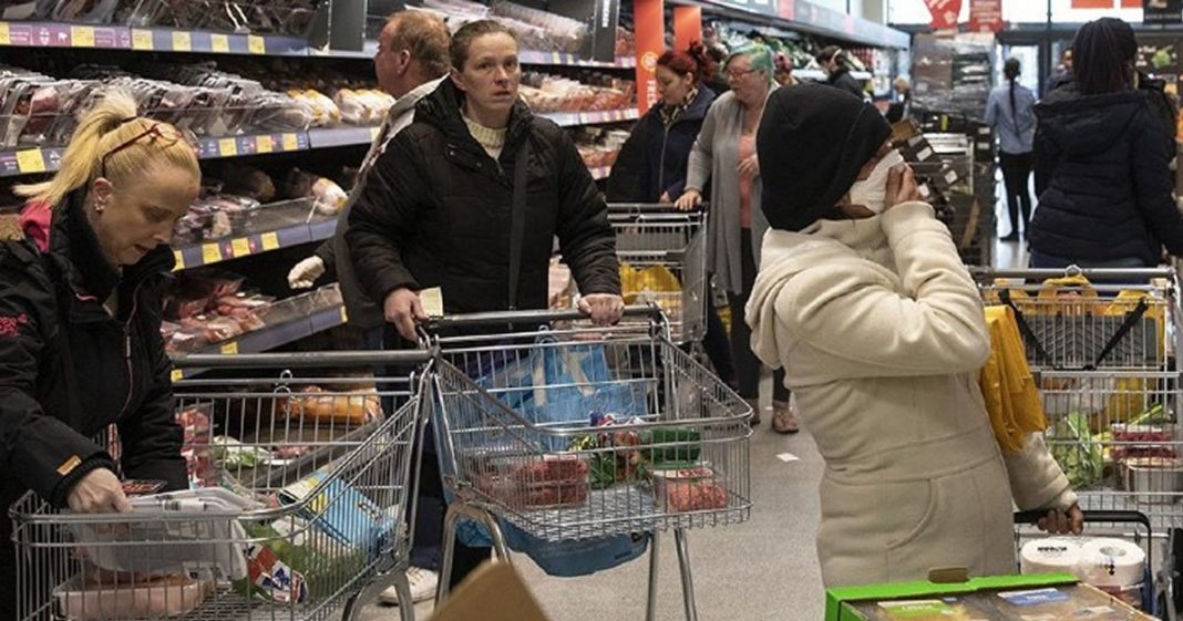 Funcionários de supermercado pedem uso de máscara: “Por favor, seja mais responsável”.