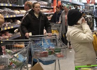 Funcionários de supermercado pedem uso de máscara: “Por favor, seja mais responsável”.