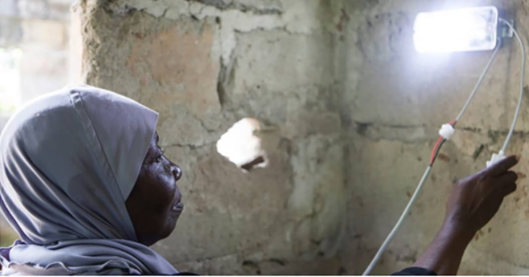 Mulheres de Zanzibar levam luz para aldeias remotas.