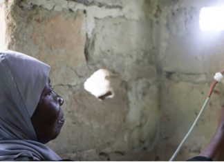 Mulheres de Zanzibar levam luz para aldeias remotas.