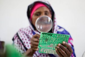 resilienciamag.com - Mulheres de Zanzibar levam luz para aldeias remotas.