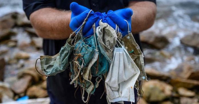 uma-realidade-alarmante-quase-6-mil-toneladas-de-mascaras-acabaram-nos-oceanos-so-em-2020