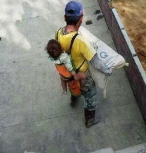 pai-trabalha-com-o-filho-nas-costas