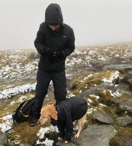 resilienciamag.com - Alpinistas carregam nas costas por 10Km cão perdido na neve