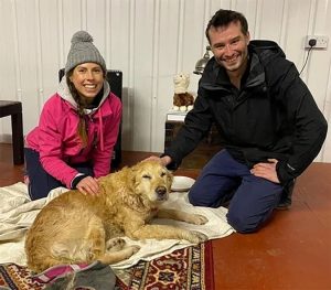 resilienciamag.com - Alpinistas carregam nas costas por 10Km cão perdido na neve