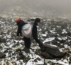 resilienciamag.com - Alpinistas carregam nas costas por 10Km cão perdido na neve