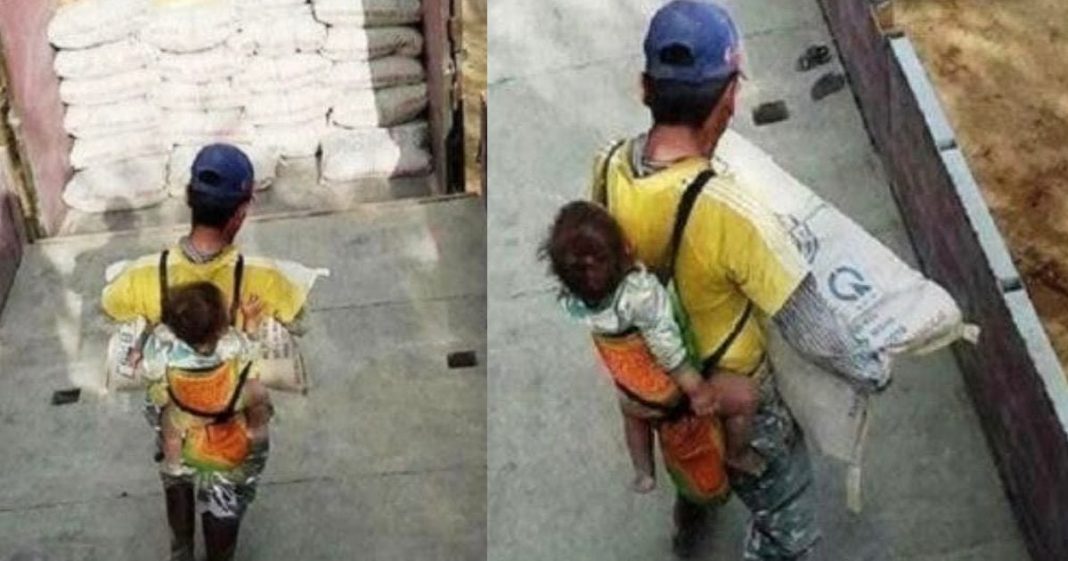 Pai viúvo carrega o filho nas costas enquanto trabalha na construção.