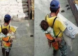 Pai viúvo carrega o filho nas costas enquanto trabalha na construção.