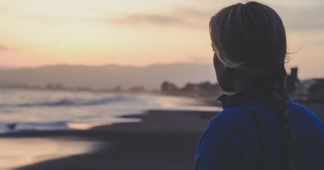 VOCÊ NÃO PRECISA DE MENOS TRISTEZA. VOCÊ PRECISA DE UM RELACIONAMENTO MELHOR COM ELA.