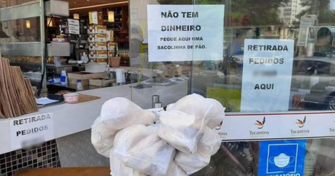 Padaria doa pão para pessoas que não podem comprar.