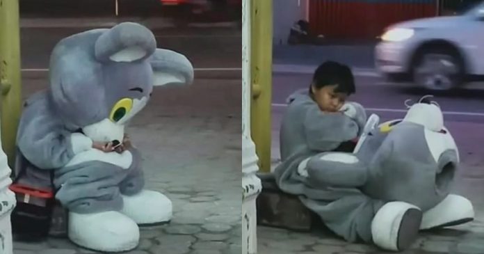 camera-captura-um-menino-exausto-depois-de-trabalhar-para-ajudar-sua-familia camera-captura-um-menino-exausto-depois-de-trabalhar-para-ajudar-sua-familia