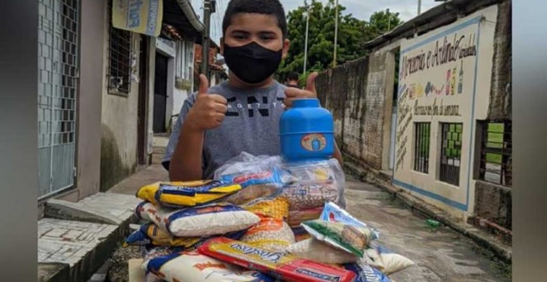 Menino de 9 anos usa economias para ajudar comunidade carente