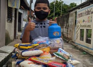 Menino de 9 anos usa economias para ajudar comunidade carente