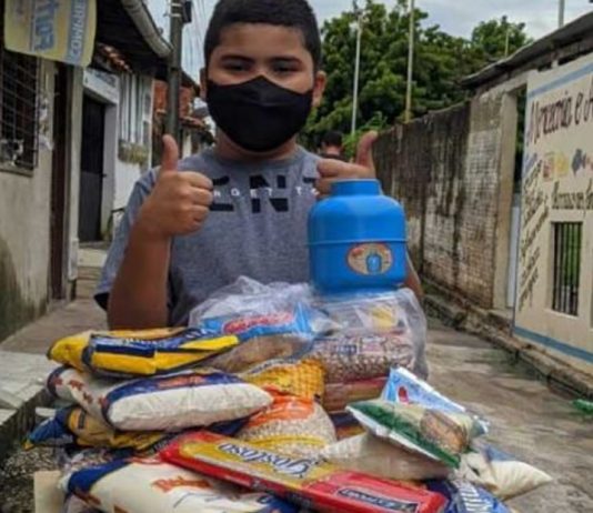 menino-de-9-anos-usa-economias-para-ajudar-comunidade-carente