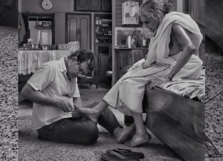 Filho dá banho e corta as unhas da mãe de 98 anos todos os dias. Grato a vida que ela lhe deu.