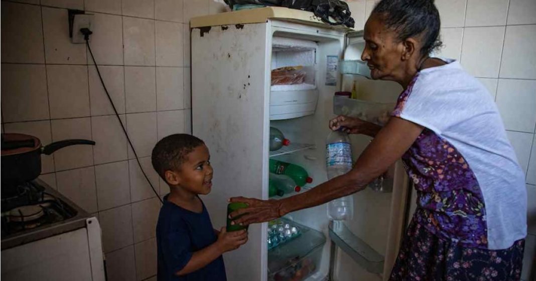 O Brasil passa fome: Avó teve que dividir um ovo para 3 netos.