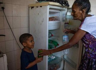 O Brasil passa fome: Avó teve que dividir um ovo para 3 netos.