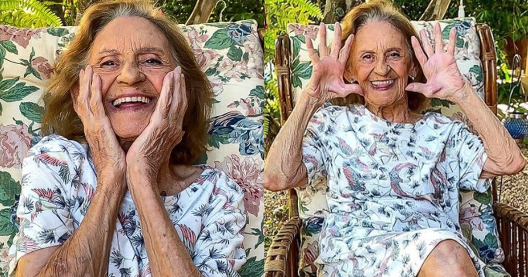 aos-93-anos-laura-cardoso-posa-para-fotos-no-jardim-e-encanta-a-sua-vitalidade