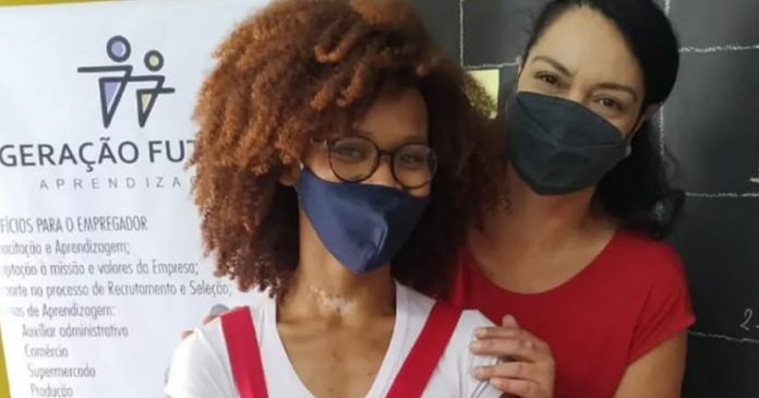 empatia-mulher-convida-jovem-que-vendia-flores-no-sinal-para-trabalhar-em-multinacional empatia-mulher-convida-jovem-que-vendia-flores-no-sinal-para-trabalhar-em-multinacional