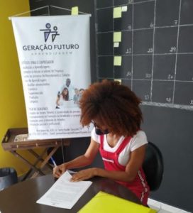 resilienciamag.com - Empatia: Mulher oferece emprego para jovem que vendia flores no sinal