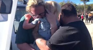 resilienciamag.com - Em lágrimas, família abraça filho depois de ficar 21h desaparecido!