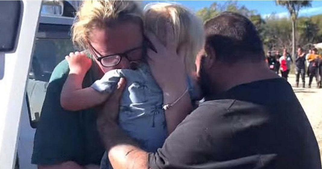 Em lágrimas, família abraça filho depois de ficar 21h desaparecido!