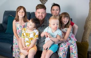 resilienciamag.com - Ele adotou 6 crianças especiais: "Eu não queria ser pai biológico, ser pai é muito mais que isso".