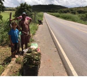 resilienciamag.com - Irmãos que vendiam verduras na rua vão à escola pela primeira vez