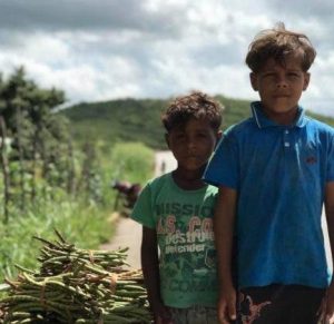 resilienciamag.com - Irmãos que vendiam verduras na rua vão à escola pela primeira vez