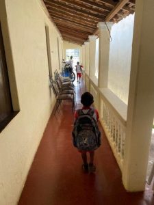 resilienciamag.com - Irmãos que vendiam verduras na rua vão à escola pela primeira vez