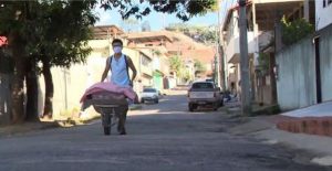 resilienciamag.com - Adolescente vende pão caseiro com carrinho de mão para ajudar sua família a vencer a crise.