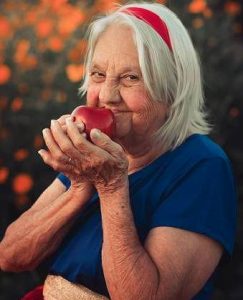 resilienciamag.com - Amor: Neto retrata avó de 84 como fada e princesa em ensaio encantador!