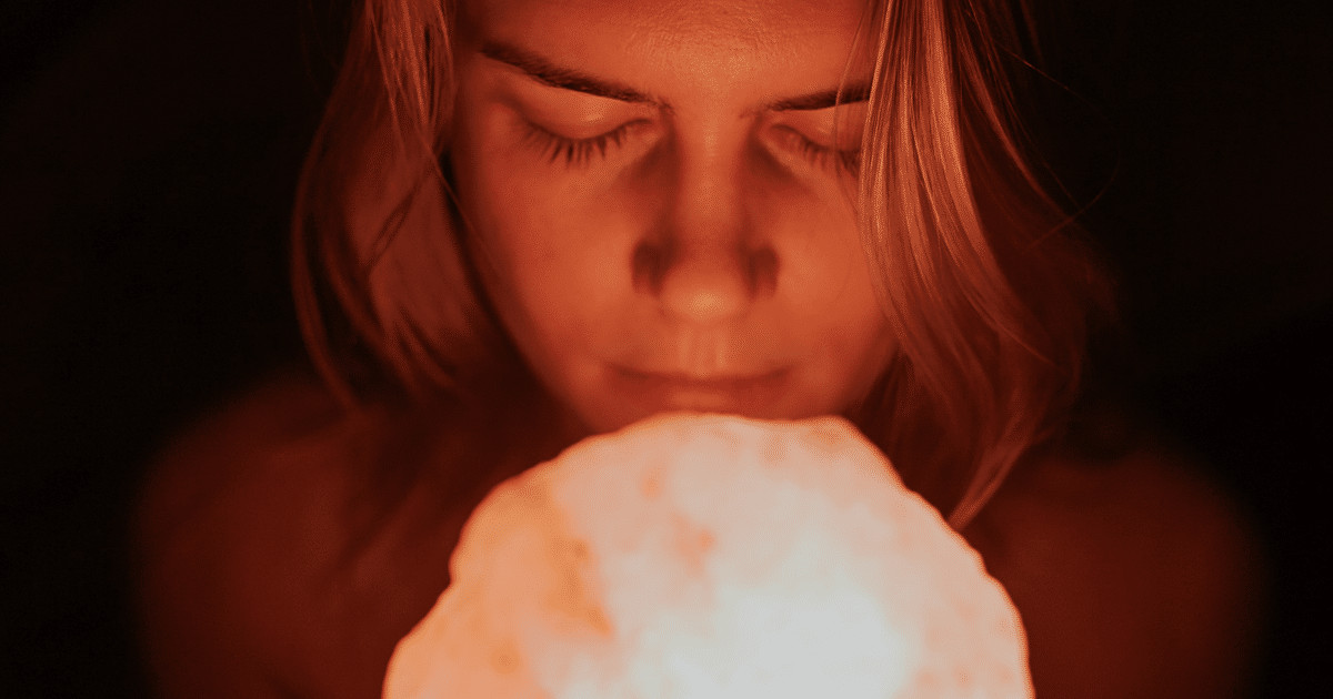 e-nos-momentos-mais-escuros-que-temos-que-nos-forcar-para-ver-a-luz.fw