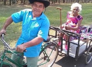 Idoso adapta bicicleta para levar a esposa para passear! O amor vence qualquer desafio!