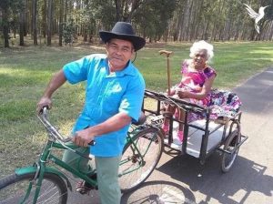 resilienciamag.com - Idoso adapta bicicleta para levar a esposa para passear! O amor vence qualquer desafio!