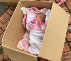 bebe-dorme-em-caixa-de-papelao