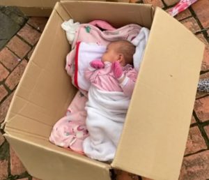 resilienciamag.com - Policial consegue doações para mulher que vendia balas no sinal com a filha em uma caixa de papelão!