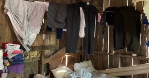 casa-mae-vendia-balas-com-filha-em-caixa-de-papelao