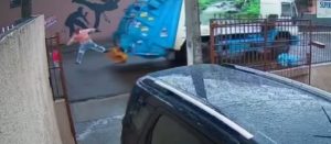 resilienciamag.com - Gari pula do caminhão de lixo e salva criança de ser atropelada!