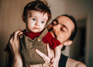 Pais que mentem para seus filhos, que efeitos isso pode ter?