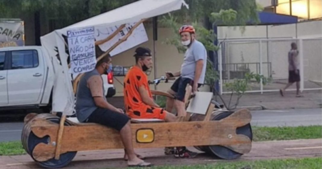 Amigos contruíram carro dos Flintstones para protestar contra o preço dos combustíveis.